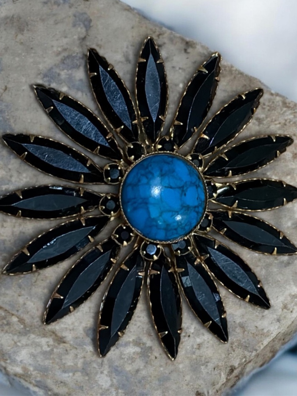 VTG Gold-Tone Sunburst Brooch/2.75” Turquoise Center-Black Glass Petals-18.43g